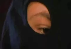 性格开朗的同性恋男子轻轻地拉扯他的家伙