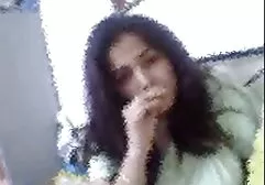 那家伙脱掉了俏皮的女孩内裤，打了个屁股