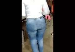 在高速公路附近的领域中间的俄国男孩性交的女孩