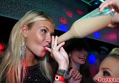 年轻的美女情欲地摆在海边，炫耀她的圆屁股
