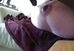 年轻的日本首里诱惑成熟的邻居