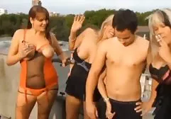 纹身的妻子吮吸她丈夫的家伙