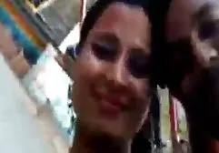 性感的金发女郎给淋浴时一个毛茸茸的伴侣一个充满激情的口交