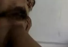 脱掉她的皮革衣服的俄国学生爱抚她的阴部