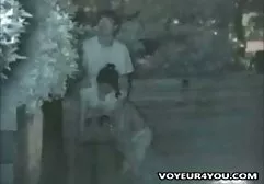 顽皮的婊子与一个男人约会，并在沙发上做了一个很好的他妈的