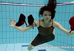 性感的金发女郎救了那个男人和他性交
