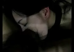 性感的乳胶小鸡带着自己与假阳具高潮