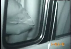 年轻的可卡犬在地板上自慰