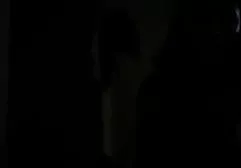兄弟开始骚扰她的妹妹，她同意吮吸他的鸡巴