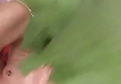奶奶坐在高脚椅上，自言自语