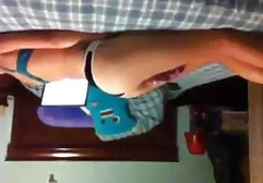 两个家伙在恍惚中吸吮鸡巴，他妈的异装癖在屁股