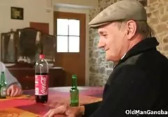 三个女孩与巨大的橡胶斗