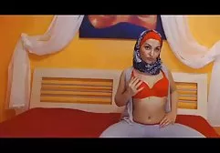 年轻的女同性恋者练习肛门拳交