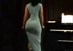 诱人的金发碧眼的年龄在屁股卷曲的儿子给