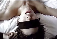黑人女主人用乳胶婊子抚摸着