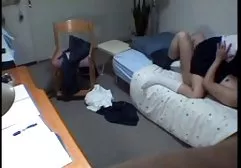 这名罪犯严厉地揭穿了屁股中顽皮的女孩