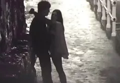 在妇科医生的接待处的成年阿姨检查她的肛门