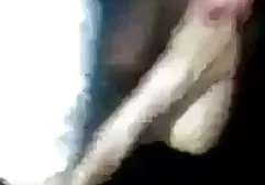 白色长袜的华美的女孩与吊袜带