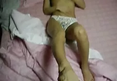 女士们立刻在两个洞中获得阴茎并且变高