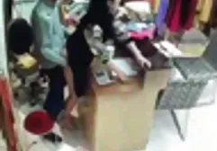 经验丰富的护士给了这个家伙一个口交，并背负着他的鸡巴屄