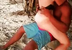 丰满的妮可正在积极地跳上阴茎