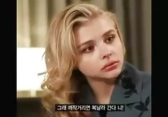 有大胸部的金发女郎在泳池边让自己达到性高潮