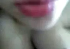 两个肌肉男同性恋者在沙发上催人泪下的手淫