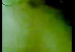 眼镜的放荡的黑发吮吸鸡巴和乱搞剃光的阴户