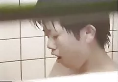 条纹紧身裤的年轻婊子诱惑了一个男人并患上了癌症