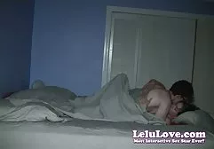 成熟的男人给他的嘴一个小母鸡，并在手机上用自慰摩洛伊斯兰解放阵线说话