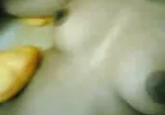 工作驴的金发女郎为士兵服务