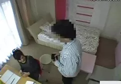 黑人把他的巨大的家伙在紧张的阴道黑发