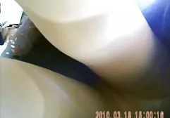 奴隶女孩伸展她的腿，并在外阴得到一包铅笔