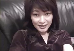 脱掉她的内裤，婴儿用振动器抚摸自己