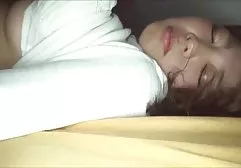 棕色头发与赤裸的胸部坐在宝座上，使奴隶舔阴部