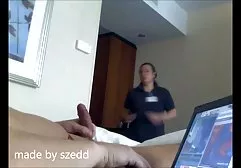 这个女孩没有看到相机打开并在沙发上自慰