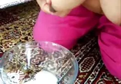 一个带着小辫子的男人卖掉了他的妻子并把它交给了一个熟人