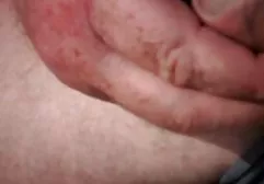 在面具的成熟小鸡乱搞年轻黑色