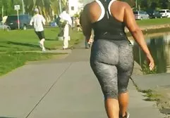 在一个大水池的底部抽出男性性交的女朋友