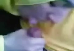 阿里尔去掉了裤子和手淫