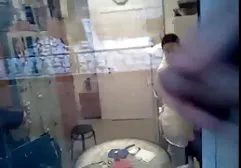 高筒靴的瘦女孩爱抚她的帽子