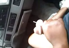 美丽的亚洲人为一个男人做了一个梦幻般的色情按摩