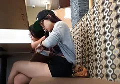 堕落的女同性恋滴在女孩赤裸的身体上的热蜡