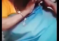 美丽的女孩巧妙地抚摸她的阴部