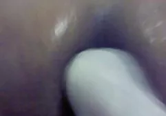 叫醒了他的妻子并在家里强奸了她