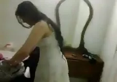 一名男子紧紧地将三个女孩绑在衣服上