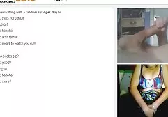 黑色长袜的红发女郎用手指甩掉她的阴户