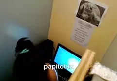 纹身的Gomik热情地吐痰年轻的同性恋