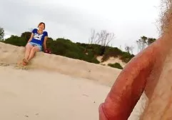 晒黑的美女卡秋莎在炎热的沙滩上愉快地放松