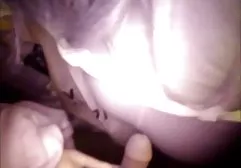丰满的姑娘乱搞自己的屁股假阳具
